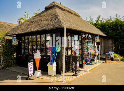 Eine braune Holzhütte mit einem Strohdach verkaufen Geschenke und Souvenirs am Ufer des Flusses Bure im Dorf Horning, Norfolk. Dies bietet zu Stockfoto