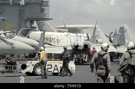 1. November 1993 F/A-18 Hornets, A-6E Eindringlinge und E-2C Hawkeyes auf dem Flugdeck des US Navy Flugzeugträgers USS Abraham Lincoln, 50 Meilen vor Mogadischu, Somalia im Indischen Ozean. Stockfoto