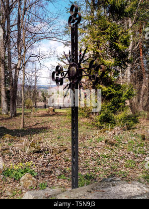 Details von Messing kreuz Kreuze in alten vergessenen Friedhof von beniowa Dorf in Bieszczady, Polen, in der Nähe der Grenze mit der Ukraine. Stockfoto