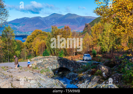 Ashness Brücke, Keswick, Lake District National Park, Cumbria, England, UK, Europa. Stockfoto