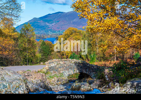 Ashness Brücke, Keswick, Lake District National Park, Cumbria, England, UK, Europa. Stockfoto