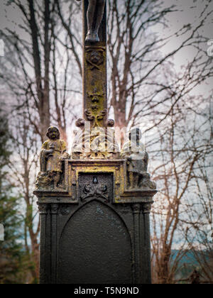 Details von Messing kreuz Kreuze in alten vergessenen Friedhof von beniowa Dorf in Bieszczady, Polen, in der Nähe der Grenze mit der Ukraine. Stockfoto