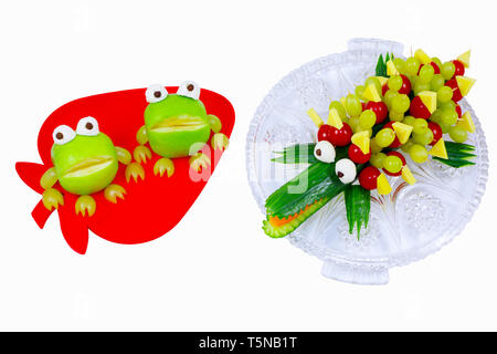 Apple Frosch und Gurke crokodile. Essen carving, Frosch und das Krokodil aus Obst und Gemüse geschnitzt Stockfoto