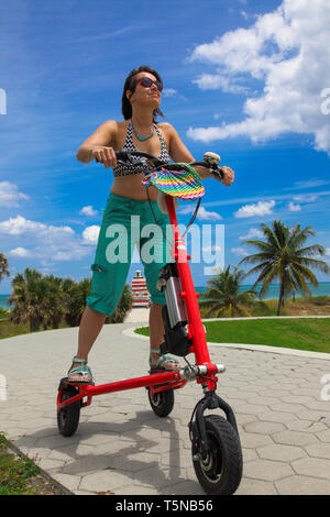 Frau auf ein elektrisches Dreirad in Miami Stockfoto