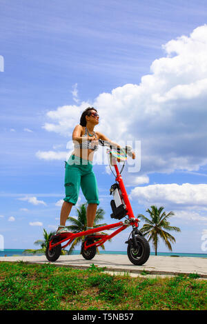 Frau auf ein elektrisches Dreirad in Miami Stockfoto