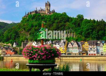 Wein drücken Sie in Cochem an der Mosel mit Imperial im Hintergrund das Schloss Stockfoto