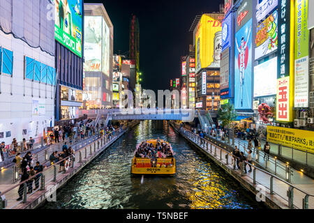 OSAKA, Japan - 28. April 2017: Billbords an Dotonbori in Osaka, Japan. Es ist eine der wichtigsten touristischen Destinationen in Osaka, Japan. Es ist ein einzelnes Stockfoto