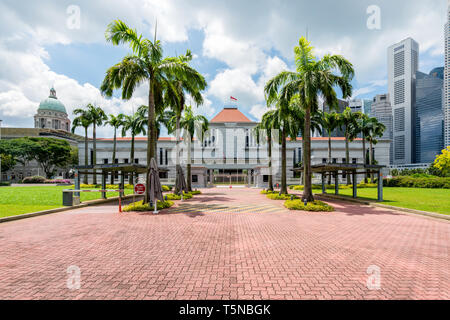 Singapur Parlament Gebäude vor Singapur City Downtown im Hintergrund. Stockfoto