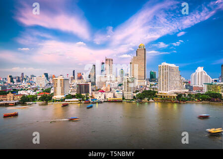 Bangkok, Thailand Stadtbild auf dem Fluss in der Dämmerung. Stockfoto