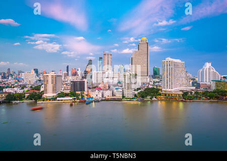 Bangkok, Thailand Stadtbild auf dem Fluss in der Dämmerung. Stockfoto