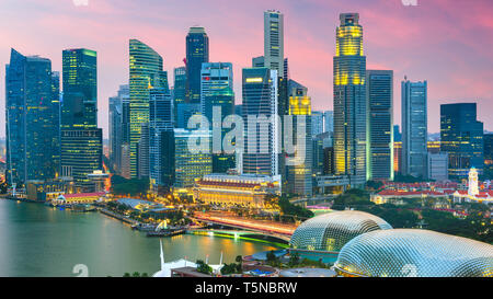 Singapur Skyline von oben in der Dämmerung. Stockfoto