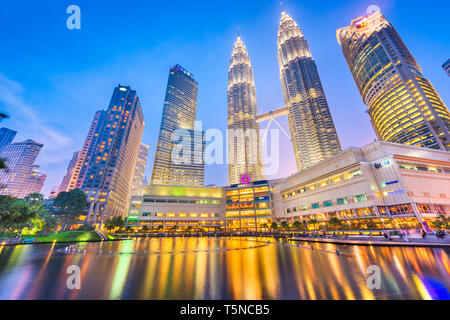 KUALA LUMPUR - 14. SEPTEMBER 2015: Die Petronas Towers vom KLCC Park gesehen in der Dämmerung. Stockfoto