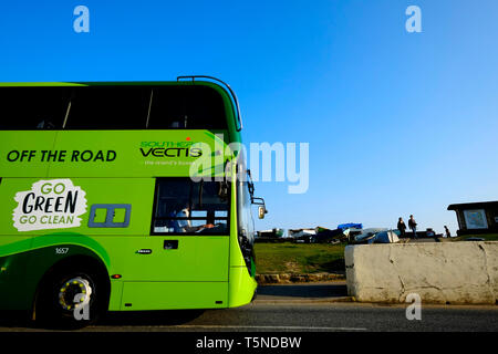 Vectis Busse Double Decker Bus vorbei Freshwater Bay Promenade. Stockfoto