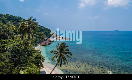 Tropischen Strand im Sommer verlassen. Tropische Insel mit Palmen, Sand und kristallklarem Wasser. Turtle Beach (Malaysia) Stockfoto