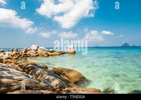 Tropischen Strand im Sommer verlassen. Idyllische Wasser zu Schnorcheln. Turtle Beach (Malaysia) Stockfoto