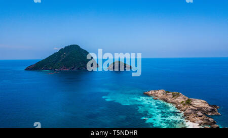 Pulau Redwitz Kemudi, Pulau Susu Dara Dara und Pulau Kecil Luftaufnahme. Kleine Inseln in der Nähe von Perhentian Island, schönes Wasser zum Schnorcheln Stockfoto