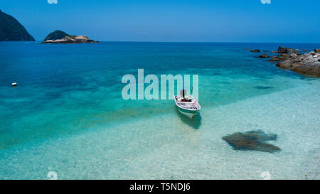 Luftaufnahme von Meer Landschaft mit weißem Sand und blauem Meer in Rawa Insel, Malaysia. Sommer Urlaub und tropischen Urlaub Reise Konzept Stockfoto