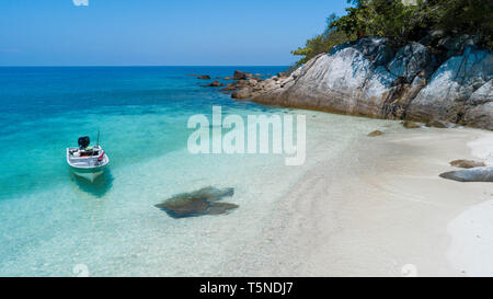 Schöne Luftaufnahme von Rawa Insel. Weißer Sandstrand in Malaysia Stockfoto