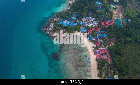 Luftaufnahme von einer wunderschönen tropischen Strand mit einigen Resorts in den Sonnenaufgang. Perhentian Island, Malaysia