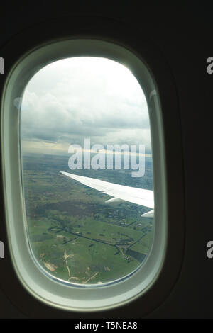 Außerhalb der Blick aus dem Flugzeugfenster Stockfoto