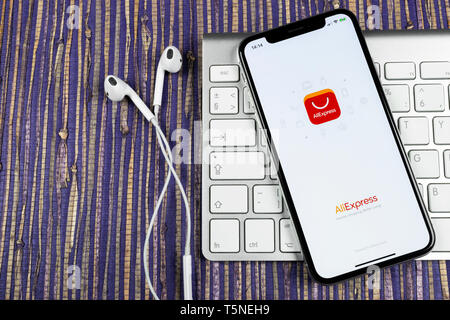 Sankt-Petersburg, Russland, 10. Februar 2019: Aliexpress Symbol auf Apple iPhone X Bildschirm des Smartphones. Aliexpress App Symbol. Aliexpress.com ist p Stockfoto