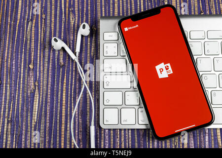 Sankt-Petersburg, Russland, 10. Februar 2019: Microsoft Office Powerpoint Symbol auf Apple iPhone X-close-up. PowerPoint Symbol der App. Micr Stockfoto