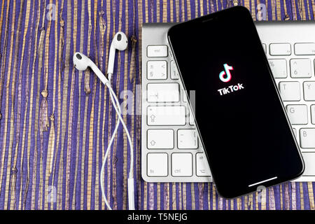 Sankt-Petersburg, Russland, 10. Februar 2019: Tik Tok Symbol auf Apple iPhone X-close-up. Tik Tok Symbol. Tik Tok Anwendung. Tiktok Soc Stockfoto