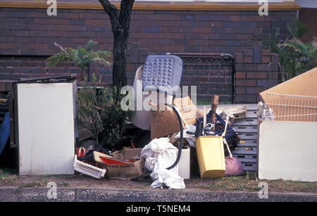 Müll AUFGETÜRMT AUSSERHALB EINER SYDNEY HOME BEREIT FÜR DEN RAT HART MÜLL SAUBER, New South Wales, Australien. Stockfoto