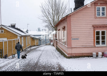Wandern auf den Hunden im verschneiten alten Porvoo Stockfoto
