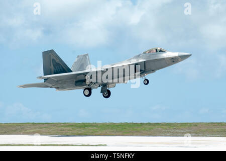 Eine F-22 Raptor, von Joint Base Pearl Harbor-Hickam, Hawaii, landet bei Andersen Air Force Base, Guam, während der Übung elastische Taifun, 22. April 2019. Die Übung ist so konzipiert, Pacific Air Kräfte Fähigkeit, Bereitschaft zu pflegen, während die Anpassung an die sich rasch entwickelnden Ereignisse wie schlechtes Wetter zu validieren. Die "Hawaiian Raptors' sind aus der Flieger von 154 California Air National Guard Flügel und Ihre aktive-Amtskollegen aus den 15 Flügel. (Air National Guard Foto von älteren Flieger John linzmeier) Stockfoto