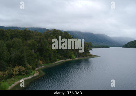 Einen majestätischen Blick auf Lago Espejo (Mirror Lake), Nahuel Huapi Nationalpark, argentinische Patagonien. Stockfoto