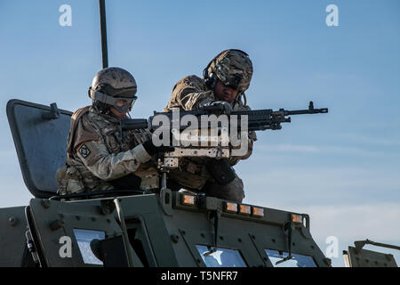 Soldaten des 1.Bataillon, 14 Field Artillery Brigade, 75th Field Artillery Brigade, Fort Sill, OK, ihre Waffe auf einen M142 High Mobility Artillery Rocket System (HIMARS) nach Fort Chaffee, AR, die von einer Air Force C-130 J Super Hercules für den Betrieb Phantom Flug kam am 12. April 2019. Operation Phantom Flug ist eine gemeinsame Dienstleistung Betrieb, wo beide Soldaten und Piloten Nebeneinander erfolgreich zu mobilisieren und Transport Steel Warrior Bataillone HIMARS von Henry Post Army Airfield gearbeitet, OK, zum Fort Chaffee, AR, um erfolgreich eine Luft/Land durchzuführen, r Stockfoto