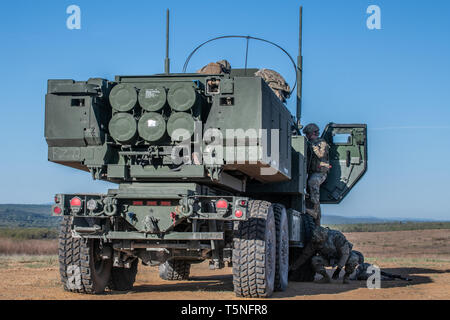 Soldaten des 1.Bataillon, 14 Field Artillery Brigade, 75th Field Artillery Brigade, Fort Sill, OK, bereitet eine M142 High Mobility Artillery Rocket System (HIMARS) nach Fort Chaffee, AR, die von einer Air Force C-130 J Super Hercules für den Betrieb Phantom Flug kam am 12. April 2019. Operation Phantom Flug ist eine gemeinsame Dienstleistung Betrieb, wo beide Soldaten und Piloten Nebeneinander erfolgreich zu mobilisieren und Transport Steel Warrior Bataillone HIMARS von Henry Post Army Airfield gearbeitet, OK, zum Fort Chaffee, AR, um erfolgreich eine Luft/Land raid leiten. (U.S. Armee phot Stockfoto