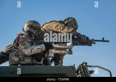 Soldaten des 1.Bataillon, 14 Field Artillery Brigade, 75th Field Artillery Brigade, Fort Sill, OK, ihre Waffe auf einen M142 High Mobility Artillery Rocket System (HIMARS) nach Fort Chaffee, AR, die von einer Air Force C-130 J Super Hercules für den Betrieb Phantom Flug kam am 12. April 2019. Operation Phantom Flug ist eine gemeinsame Dienstleistung Betrieb, wo beide Soldaten und Piloten Nebeneinander erfolgreich zu mobilisieren und Transport Steel Warrior Bataillone HIMARS von Henry Post Army Airfield gearbeitet, OK, zum Fort Chaffee, AR, um erfolgreich eine Luft/Land durchzuführen, r Stockfoto