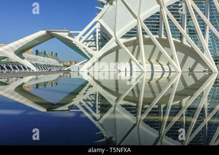 Spanische zeitgenössische moderne Architektur futuristische Struktur von Calatrava Valencia Stadt der Künste und Wissenschaften Valencia Spanien Stadtmuseum der Wissenschaft Stockfoto
