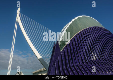 Valencia Spanien Moderne Architektur von Calatrava, zeitgenössische Gebäude Agora, Brücke Puente de l'Assut de l'Or Valencia Stadt der Künste und Wissenschaften Himmel Stockfoto