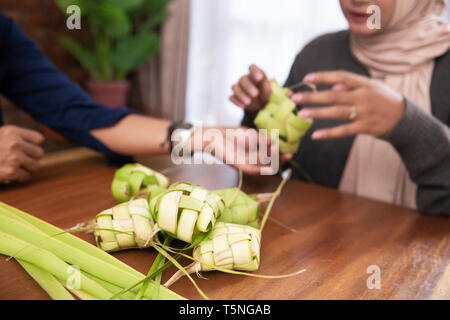 Die ketupat traditionellen indonesischen Reis Kuchen Stockfoto