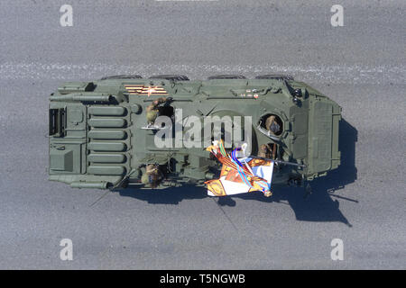 Moskau, 7. Mai 2017. BTR-80 kehrt aus dem Roten Platz nach der Probe der Sieg Day Parade, Ansicht von oben. Stockfoto