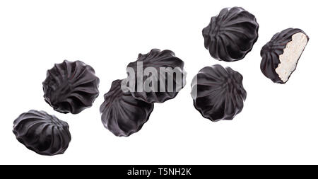 Fallende Schokolade Marshmallows, traditionelle russische Zephyr in Schokolade auf weißem Hintergrund mit Freistellungspfad isoliert, Sammlung Stockfoto