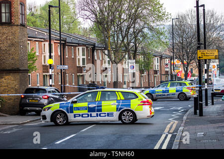 Autounfall mit zwei Polizeiautos und die Szene mit der Polizei abgesperrt Tape an der Park Road in Crouch End London Großbritannien Stockfoto