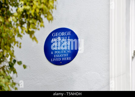 London, England, UK. Commemorative blaue Plakette: George Orwell 1903-1950 Schriftsteller und politischer Essayist hier gelebt. 22 Portobello Road, Notting Hill Stockfoto