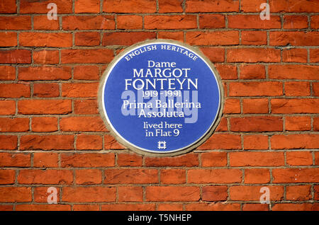 London, England, UK. Commemorative blaue Plakette: Dame Margot Fonteyn 1919-1991 Primaballerina Assoluta lebte hier in der Wohnung 9. 118 Long Acre Covent G.. Stockfoto