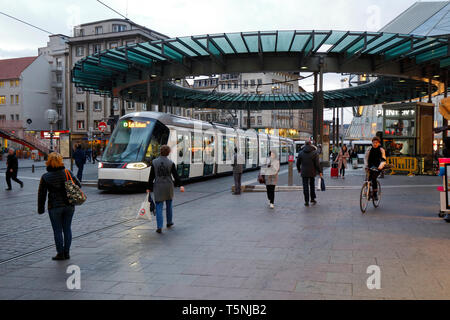 Menschen und Fußgänger an der Straßenbahnhaltestelle Place de l'Homme-de-Fer, Grande-Île de Strasbourg, Frankreich. Stockfoto