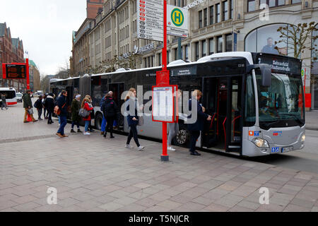 Die Menschen in der Warteschlange für einen Bus außerhalb Rathausmarkt in Hamburg, Deutschland Stockfoto