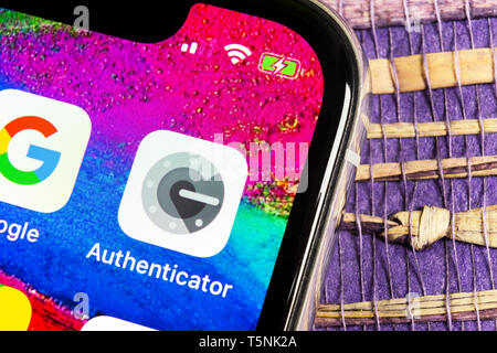 Sankt-Petersburg, Russland, 17. Februar 2019: Google Authenticator Symbol auf Apple iPhone X Bildschirm des Smartphones. Google Authenticator Stockfoto