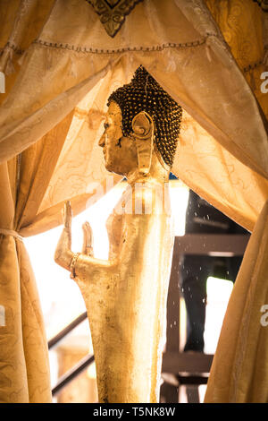 Waschen des buddha während der laotischen Neujahrsfeierlichkeiten (Pi Mai Lao) in Luang Prabang, im Wat Xieng Thong. Stockfoto