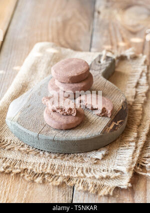 Mantecados - Art der Spanischen krümelig Cookies auf dem Holzbrett Stockfoto