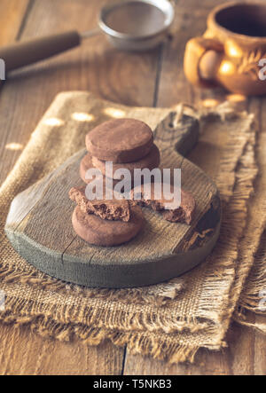 Mantecados - Art der Spanischen krümelig Cookies auf dem Holzbrett Stockfoto