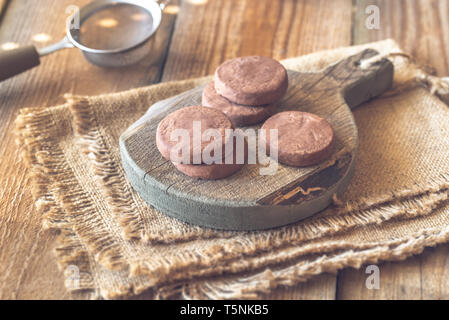 Mantecados - Art der Spanischen krümelig Cookies auf dem Holzbrett Stockfoto