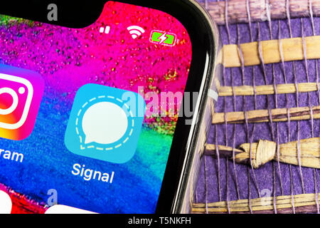 Sankt-Petersburg, Russland, 17. Februar 2019: Signal messenger Symbol auf Apple iPhone X Bildschirm des Smartphones. Signal messenger App Symbol Stockfoto